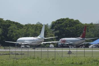 Fotografía de aviones que transportan a venezolanos detenidos en El Salvador con destino a Venezuela este viernes, en el aeropuerto Internacional San Oscar Romero en San Luis Talpa (El Salvador).