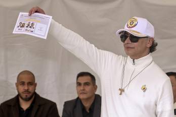 El presidente de Colombia, Gustavo Petro, muestra su voto en la segunda vuelta de las elecciones presidenciales este domingo, que elegirá a quien gobernará al país en el periodo 2026-2030, en Bogotá (Colombia).