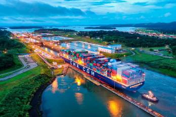 Imagen de un buque neopanamax transita por las esclusas ampliadas en 2016 del Canal de Panamá. Este sábado 15 de agosto, el Canal de Panamá conmemora 112 años de operación.