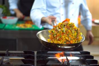 La preparación de alimentos forma parte de una industria gastronómica que gana espacio en la economía panameña.