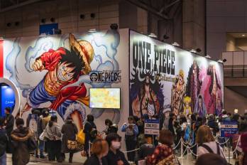Pasión por el anime: Fanáticos en Japón en una imagen de archivo se reúnieron frente a una exhibición de One Piece y su protagonista Luffy. Este tipo de encuentros masivos, que nacieron en Asia, hoy inspiran la celebración simbólica del Día Nacional del Anime cada 15 de abril.