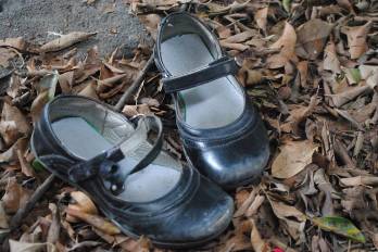 Zapatos de una niña abandonados.