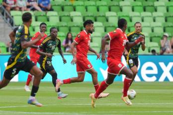 Aníbal Godoy (c.), jugador de la selección de Panamá durante partido contra Jamaica.