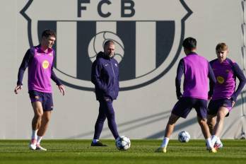 El entrenador del FC Barcelona Hansi Flick durante el entrenamiento.