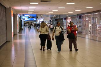 La suspensión y evacuación se ejecutaron conforme a los protocolos de seguridad, como medida preventiva para proteger a pasajeros, colaboradores y usuarios.