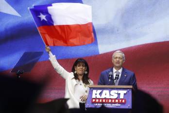 El presidente electo de Chile, el ultraderechista José Antonio Kast, pronuncia un discurso junto a su esposa, María Pía Adriasola, tras ganar la segunda vuelta de las elecciones presidenciales este domingo, en Santiago (Chile).