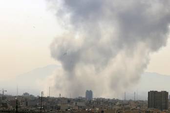 Una columna de humo se eleva en el centro de Teherán tras el ataque de Israel, 28 de febrero de 2026. Israel lanzó un ataque a Irán el 28 de febrero de 2026.