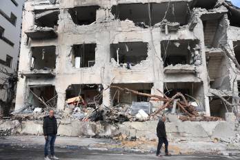 Vecinos frente a un edificio que fue alcanzado por un misil iraní en Tel Aviv, Israel, 01 de marzo de 2026.