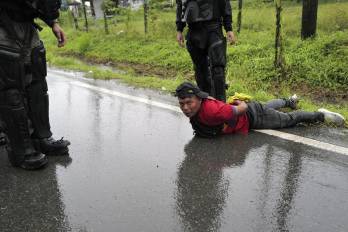 El 14 de junio el Gobierno autorizó la “operación Omega”, un duro despliegue policial por tierra, aire y mar para romper los cierres por la fuerza a lo largo de la provincia.