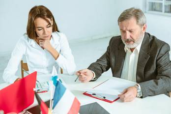 Confundir coaching con mentoría puede afectar la ética profesional, generar dependencia y restarle al cliente la oportunidad de desarrollar criterio propio.