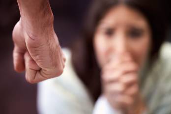 Cientos de mujeres son víctimas de violencia.