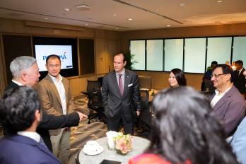 El canciller Javier Martínez-Acha durante su reunión con empresarios singapurenses este sábado.