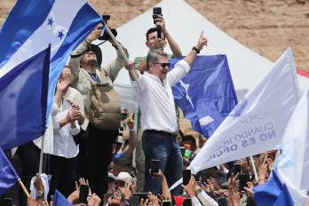 El expresidente hondureño Juan Orlando Hernández (c) saluda a sus simpatizantes este domingo, en Comayagua (Honduras).