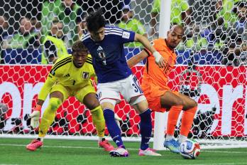 Donyell Malen (d) de Países Bajos disputa el balón con Shogo Taniguchi (c) de Japón este domingo, durante un partido del grupo F del Mundial de la FIFA 2026 entre Países Bajos y Japón en el estadio AT&amp;T en Arlington (Estados Unidos).