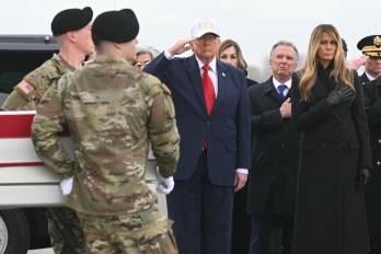 Trump saluda mientras miembros de un equipo del Ejército de Estados Unidos trasladan el féretro cubierto con la bandera que contiene los restos de la sargento de primera clase del Ejército estadounidense Nicole M. Amor durante una solemne ceremonia de traslado digno en la Base Aérea de Dover.