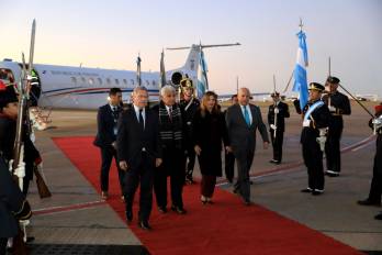 La pareja presidencial panameña siendo recibida en el aeropuerto de Argentina.