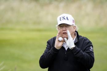 El presidente de Estados Unidos, Donald Trump, realiza declaraciones a los medios informativos mientras juega en el campo de golf Trump Turnberry durante su visita a Escocia.