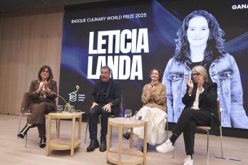 La consejera de Alimentación, Desarrollo Rural, Agricultura y Pesca del gobierno vasco, Amaya Barredo (i); los chefs Joan Roca (2i), Elena Reygadas (Rosetta, México )(2d) y Trine Hahnemann (Dinamarca) (i), anuncian la ganadora del premio Basque Culinary World Prize que ha recaído en esta edición en la cocinera mexicana Leticia Landa, este miércoles en el GOe de San Sebastian.