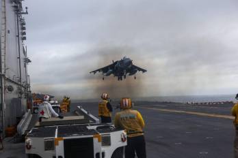 Según el U. S. Fleet Forces, ese aterrizaje pertenece a las operaciones de “vuelo durante un despliegue programado regularmente”.