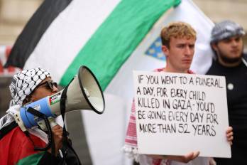 Partidarios propalestinos corearon consignas y portaron pancartas mientras se congregaban frente al Ministerio de Asuntos Exteriores y de la Commonwealth, en el centro de Londres, el 21 de julio de 2025.