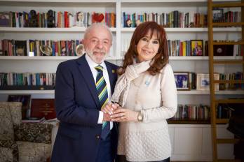 Un tribunal autorizó a Kirchner, quien cumple una condena de seis años de arresto domiciliario por “administración fraudulenta”, a recibir la visita de su aliado de izquierda Lula da Silva, aunque debe mantener un estricto cumplimiento de las normas de conducta para no perturbar el orden público.