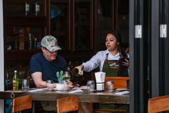 La gastronomía panameña esat complementada por varios aspectos culturales.