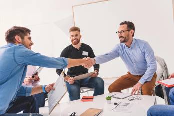 Una conversación puede convertirse en el impulso necesario para fortalecer la confianza y ampliar la visión sobre las propias metas.