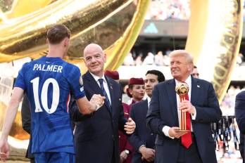 El presidente de la FIFA, Gianni Infantino (c.) y el presidente de los Estados Unidos, Donald Trump durante la ceremonia de premiación del Mundial de Clubes.