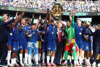El equipo del Chelsea celebrando el título del Mundial de Clubes.