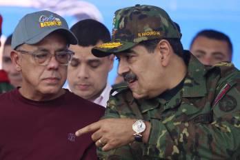 El presidente de Venezuela, Nicolás Maduro (d), habla con el presidente de la Asamblea Nacional (AN) Jorge Rodríguez.