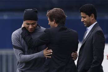 El exjugador del PSG junto al anterior director deportivo Leonardo (centro) y el dueño del club NAsser Al Khelaifi.