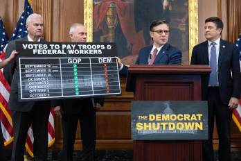 El presidente de la Cámara de Representantes de Estados Unidos, Mike Johnson (republicano por Luisiana), junto al líder de la mayoría Steve Scalise (republicano por Luisiana), el jefe de la bancada Tom Emmer (republicano por Minnesota) y Brian Steil (republicano por Wisconsin), ofrecieron una conferencia de prensa el décimo día del cierre del gobierno.