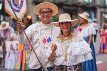 Grupos de panameños participan en el desfile de la Hispanidad, de este año 2025.