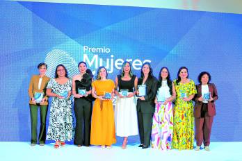 La noche reconoció a distintas ganadoras en la segunda edición del premio Mujeres Únicas: Construyendo un Futuro Sostenible.