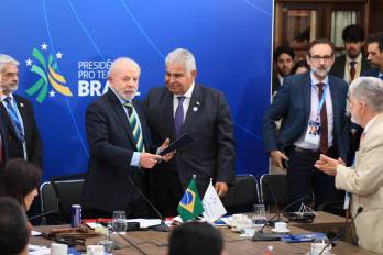 El presidente brasileño Luiz Inácio “Lula” da Silva junto a su homologo panameño José Raúl Mulino, durante la Cumbre de líderes, este sábado.