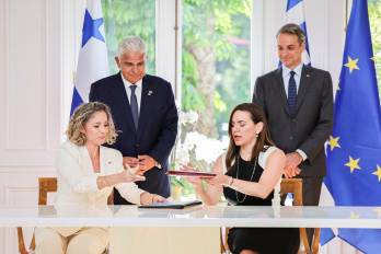 Momentos en que Panamá y Grecia sellan sendos acuerdos.