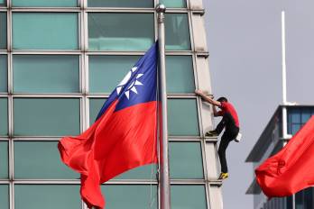 El escalador estadounidense Alex Honnold escala el rascacielos Taipei 101 en Taipei (Taiwán).