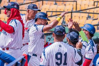 La selección panameña de béisbol celebra la victoria 6-2 sobre Cuba en Santo Domingo 2026, triunfo que coloca al equipo como líder invicto con marca de 3-0.
