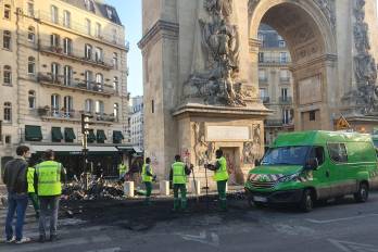 Vista de los destrozos registrados en el centro de París este domingo. Las masivas protestas sociales que se organizaron este sábado en Francia, y que en muchas ciudades degeneraron en enfrentamientos con la policía, con edificios públicos vandalizados y saqueos de cientos de comercios, dieron lugar a 855 detenciones sólo en el área metropolitana de París.