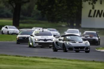 Pilotos se alinean en una partida de Street Legal desde el Autódromo Panamá.