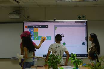 El uso de tecnología en las aulas prepara a los estudiantes para un entorno laboral cada vez más digitalizado.