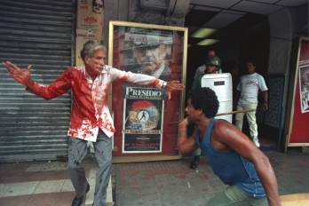 Guillermo “Billy” Ford siendo atacado por un paramilitar.