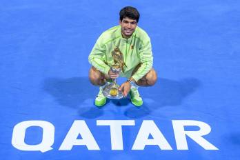 El tenista español Carlos Alcaraz con el trofeo tras ganar la final al francés Arthur Fils en Catar.