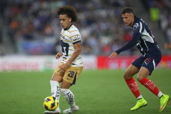 El mediocampista panameño, Adalberto Carrasquilla (izq.) durante un partido contra Monterrey.