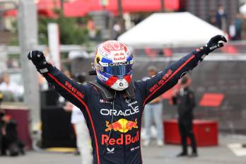 El piloto holandés Max Verstappen, de Red Bull Racing, celebra tras ganar el Gran Premio de Azerbaiyán.