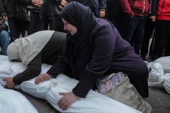 Mujeres palestinas lloran en Deir Al Balah, en el centro de la franja de Gaza