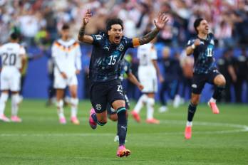 Gustavo Gómez celebra la clasificación de Paraguay a los octavos de final.