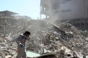 Un funcionario trabaja en un edificio dañado en los alrededores de la plaza Ferdowsi tras un ataque aéreo en el centro de Teherán, Irán, el 3 de marzo de 2026.