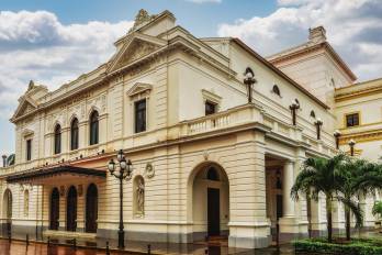 Vista de la fachada del Teatro Nacional de Panamá, uno de los principales espacios culturales del país y escenario de homenajes a figuras de la literatura panameña.