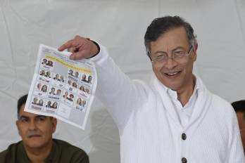 El presidente de Colombia, Gustavo Petro, muestra el tarjetón electoral este domingo en Bogotá.